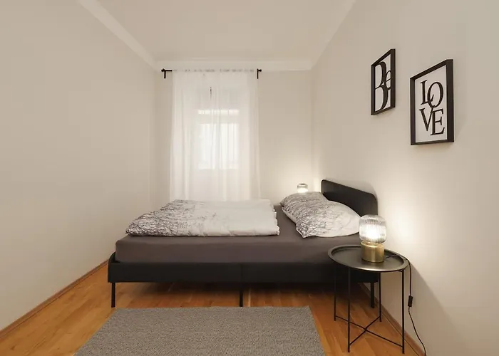 Crown Apartments! Chic Black-and-white By Naschmarkt Viyana