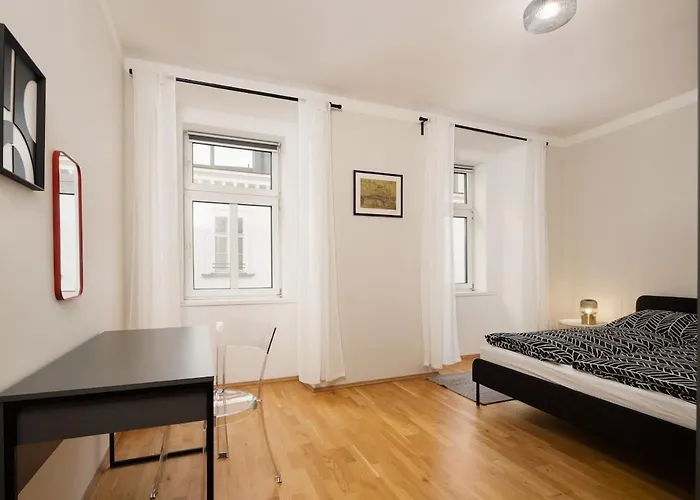 Crown Apartments! Chic Black-and-white By Naschmarkt * Viyana
