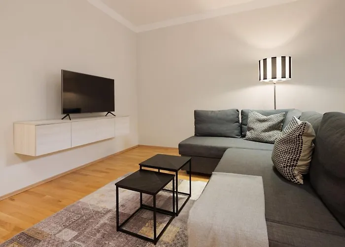 Daire Crown Apartments! Chic Black-and-white By Naschmarkt *