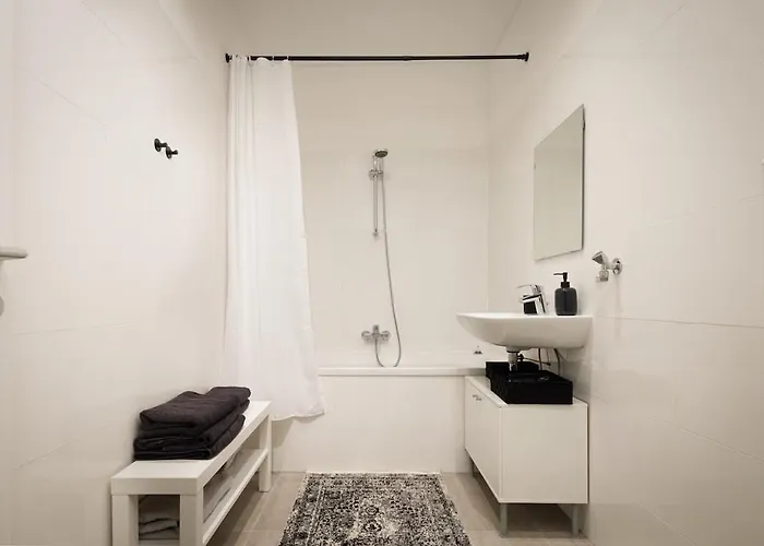 Crown Apartments! Chic Black-and-white By Naschmarkt Viyana