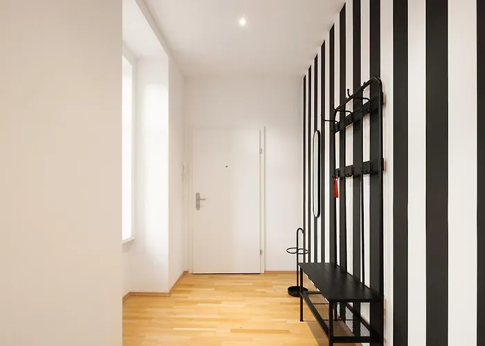 Crown Apartments! Chic Black-and-white By Naschmarkt * Viyana